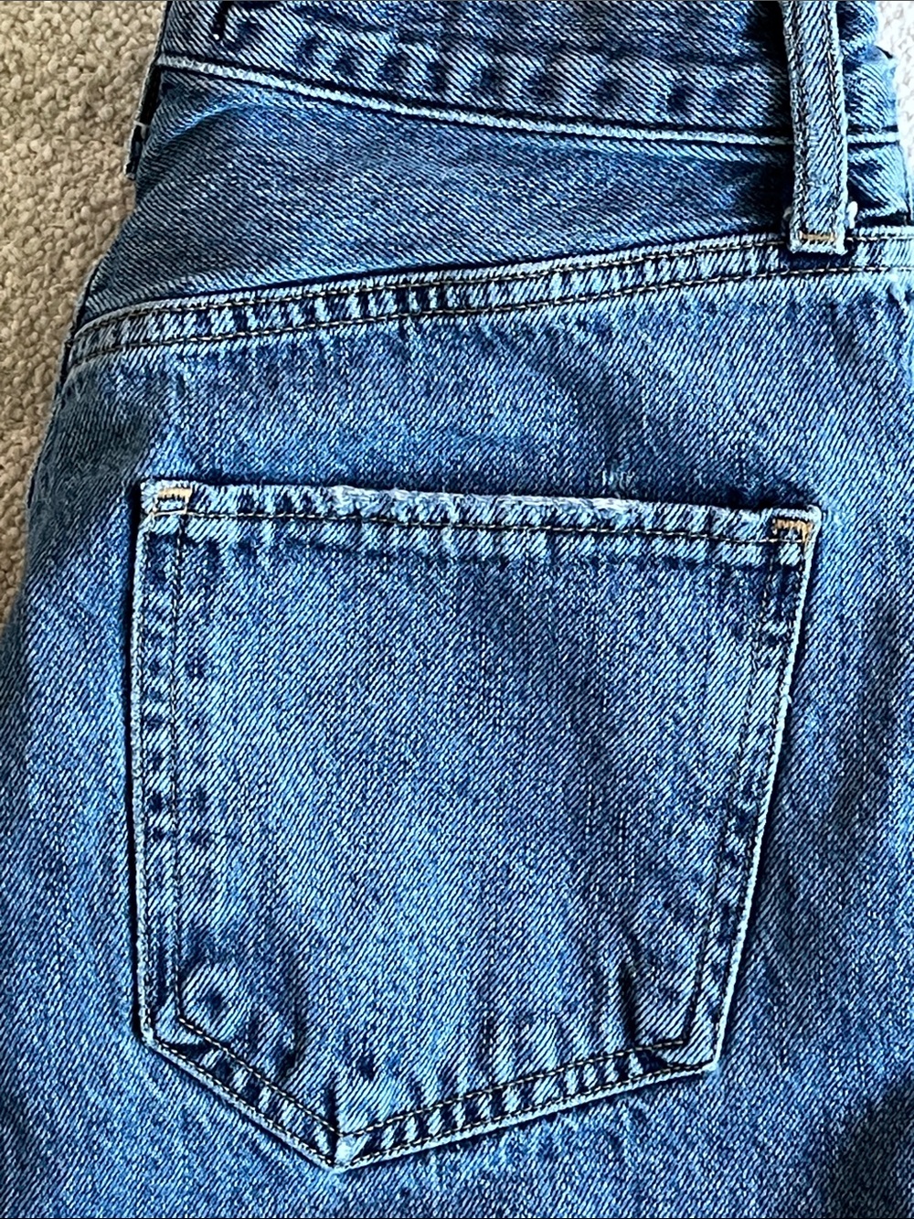 Agolde Jeans. Agolde Riley Distressed Crop Light Blue Denim Button Closure. - Picture 5 of 10